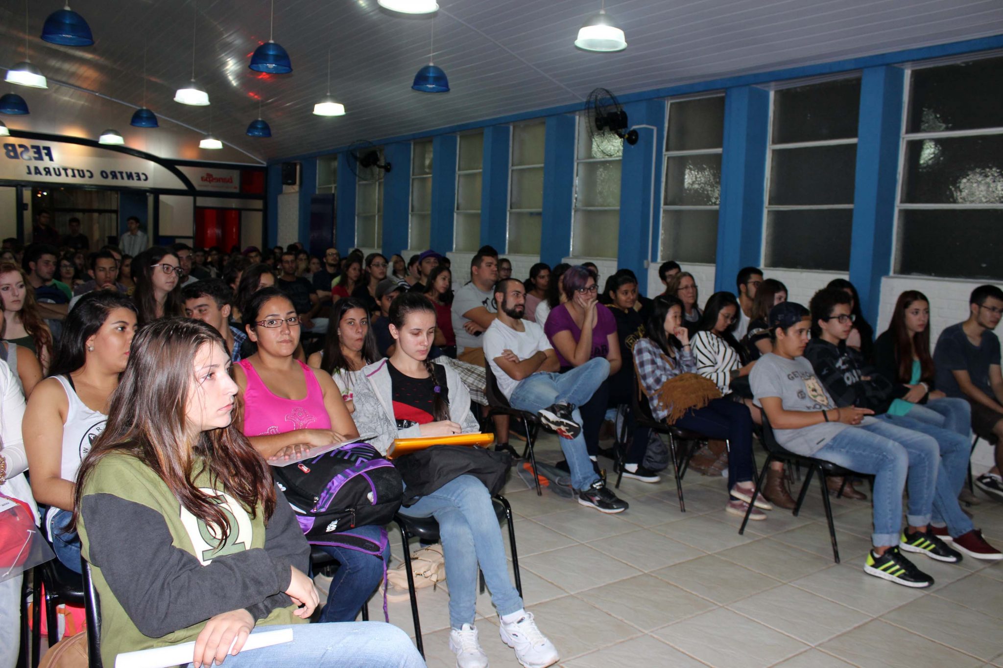 Jovens lotam Centro Cultural da FESB para discutir política