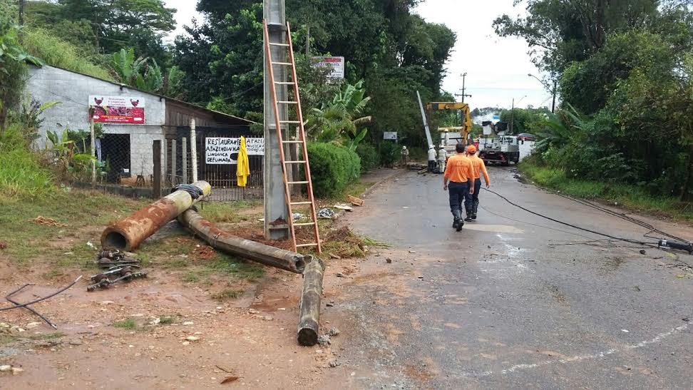 Alziro de Oliveira está interditada por causa de queda de árvore e postes