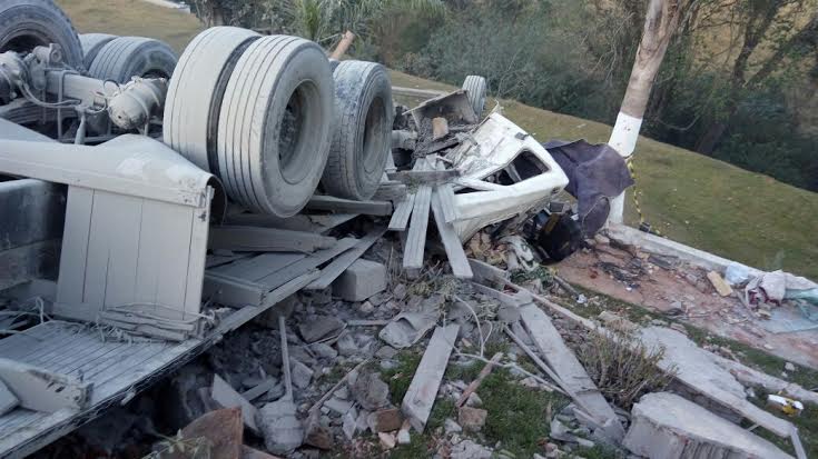 Motorista de caminhão morre em acidente em Pedra Bela