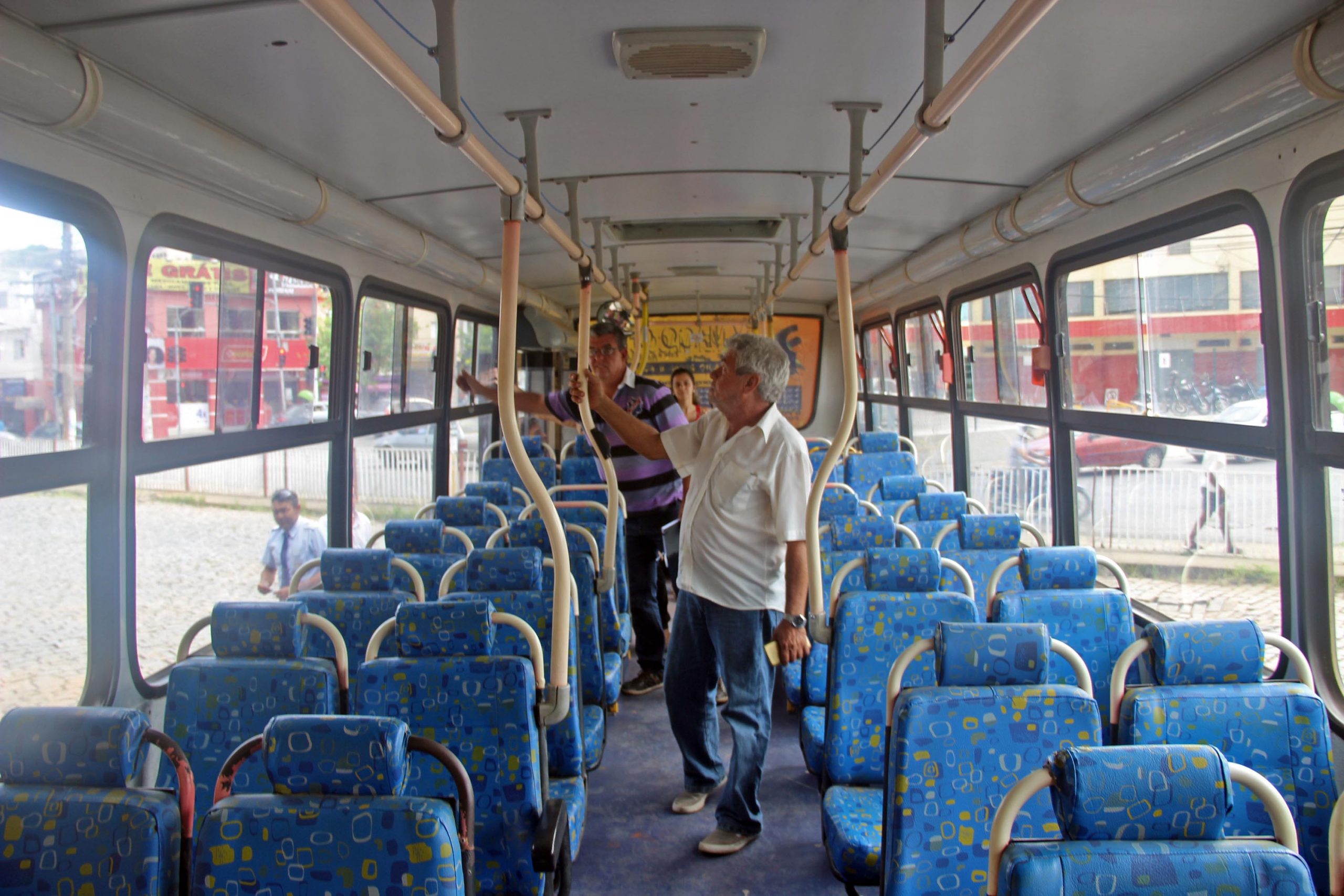 Nove ônibus são apreendidos durante fiscalizações