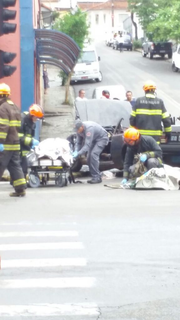 Motorista de caminhonete desrespeita semáforo vermelho provoca acidente e foge