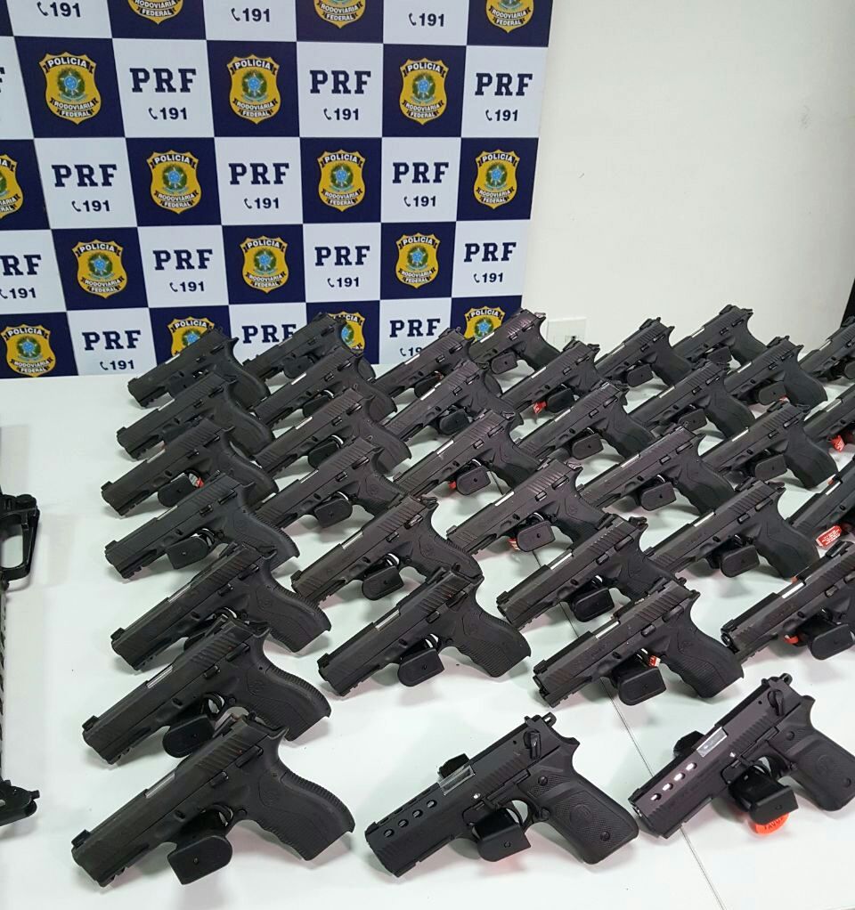 PRF apreende pistolas e fuzil que iam para o Rio de Janeiro