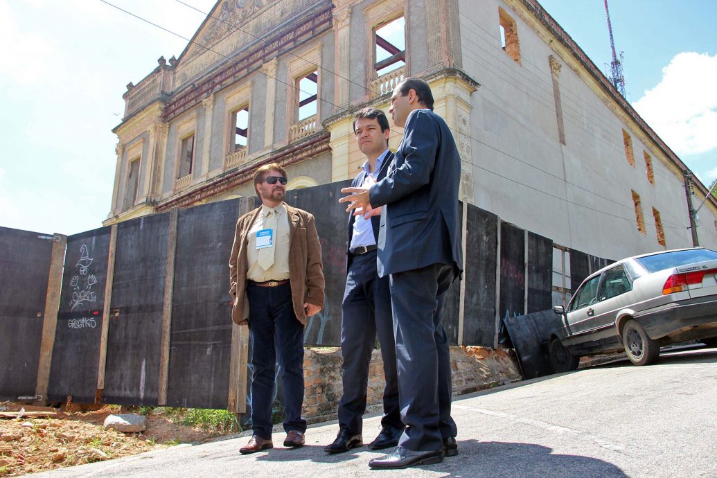 Secretário de Turismo visita obras do antigo Teatro Carlos Gomes