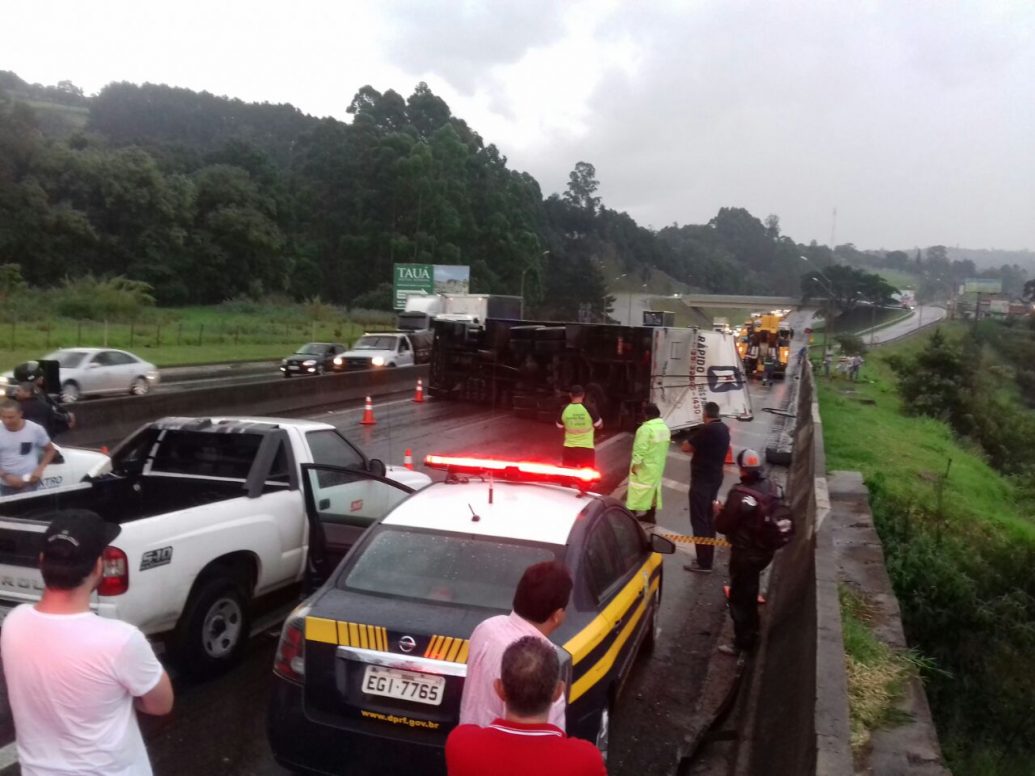 Trânsito parado na Fernão Dias sentido Bragança por causa de acidente