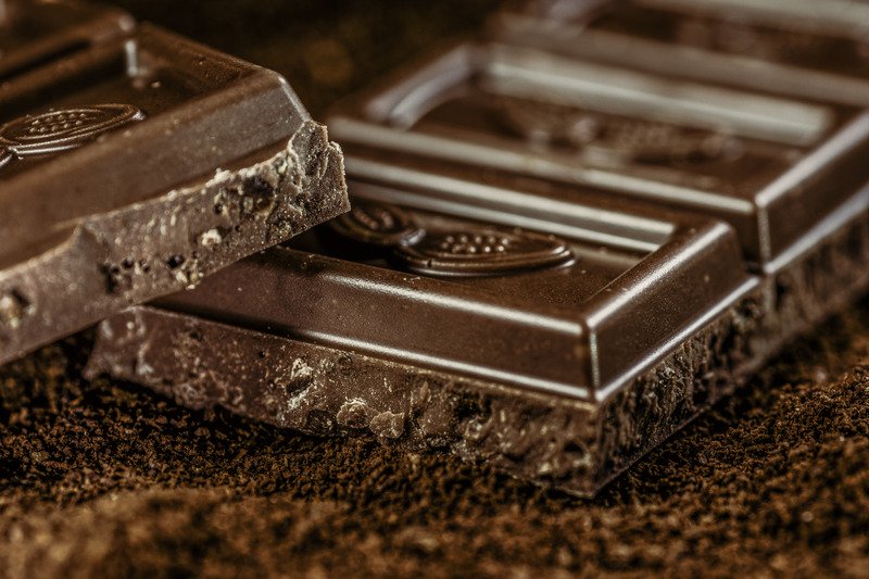 Jovem é preso após tentar furtar chocolates e leite fermentado