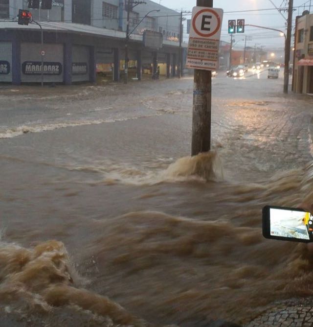 Chuva forte causa problemas em toda a cidade