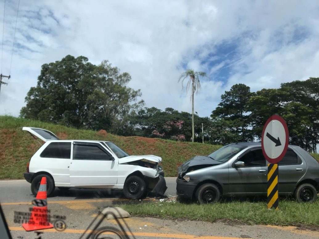 Acidente no Trevo da Fernão Dias: Uno e Palio colidem frontalmente