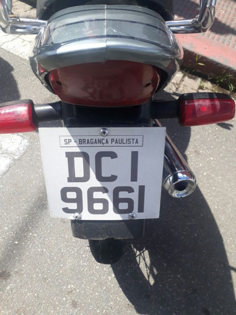 Jovem substitui placa de moto por placa de PVC e tenta fugir de abordagem