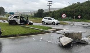 Veículo desgovernado derruba poste na Bragança/Itatiba