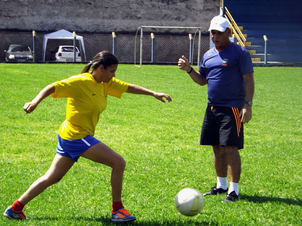 Meninas a partir de 9 anos podem se inscrever em aulas de futebol