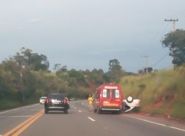 Motorista capota veículo na Bragança/Itatiba