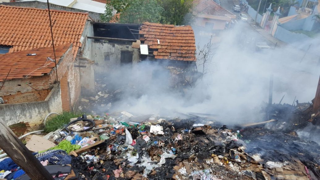 No limite: incêndio é alerta para autoridades com relação à imóvel que virou lixão