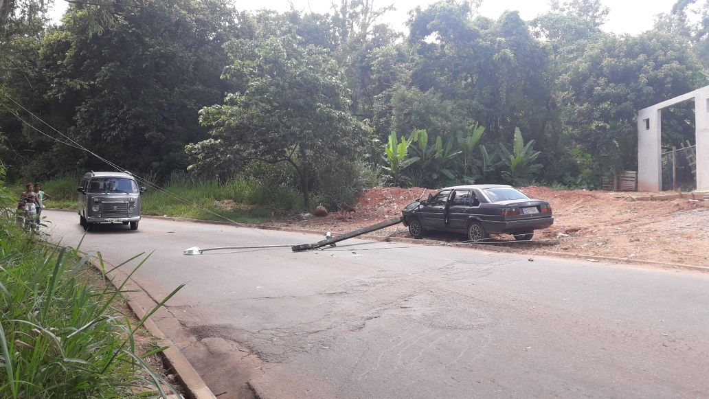 Veículo colide contra poste na Alziro de Oliveira