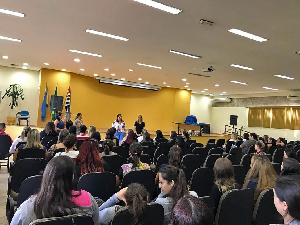 Pais de alunos reclamam de falta de professores na rede municipal