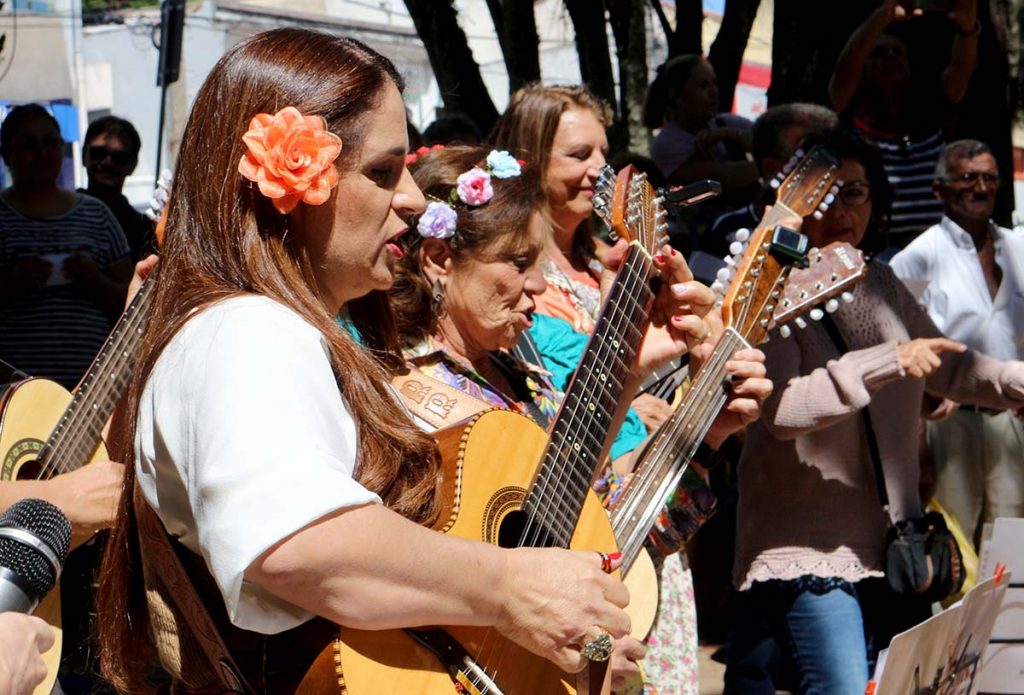 Grupo de viola composto só por mulheres se apresenta em Atibaia