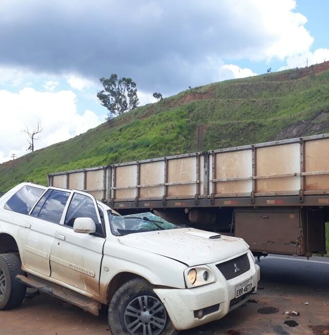 Jovem morre após colidir caminhonete contra traseira de caminhão na Fernão Dias