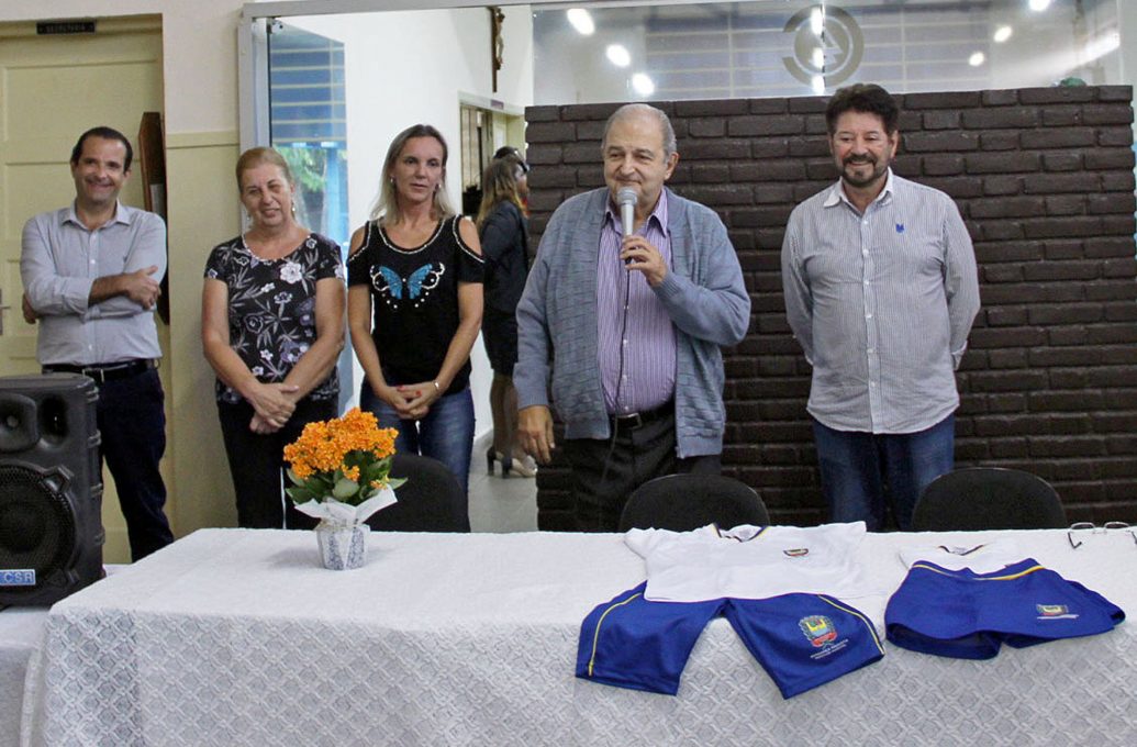 Depois de um ano, enfim, crianças recebem uniformes de verão em Bragança