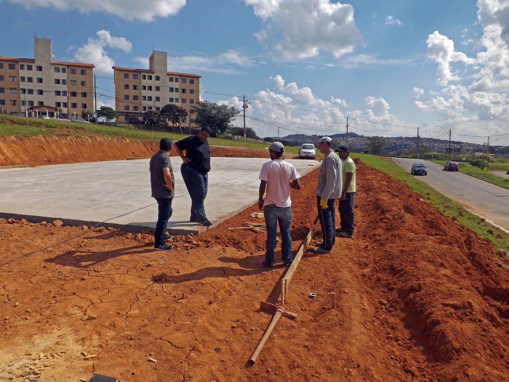 Quadra de futebol society e tênis estão em construção em Bragança