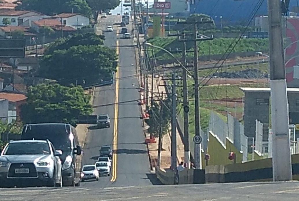 Como é que é? As vésperas de festa trecho de via é recapeado e sinalizado mas postes continuam no meio