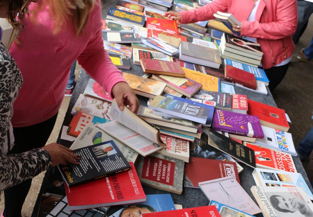 Feira de Troca de Livros e teatro em libras acontece em Atibaia