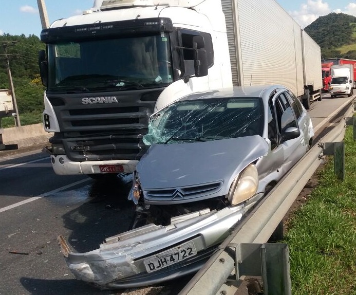 Acusado de roubo de carga é preso após fugir na contramão e bater carro na Fernão Dias