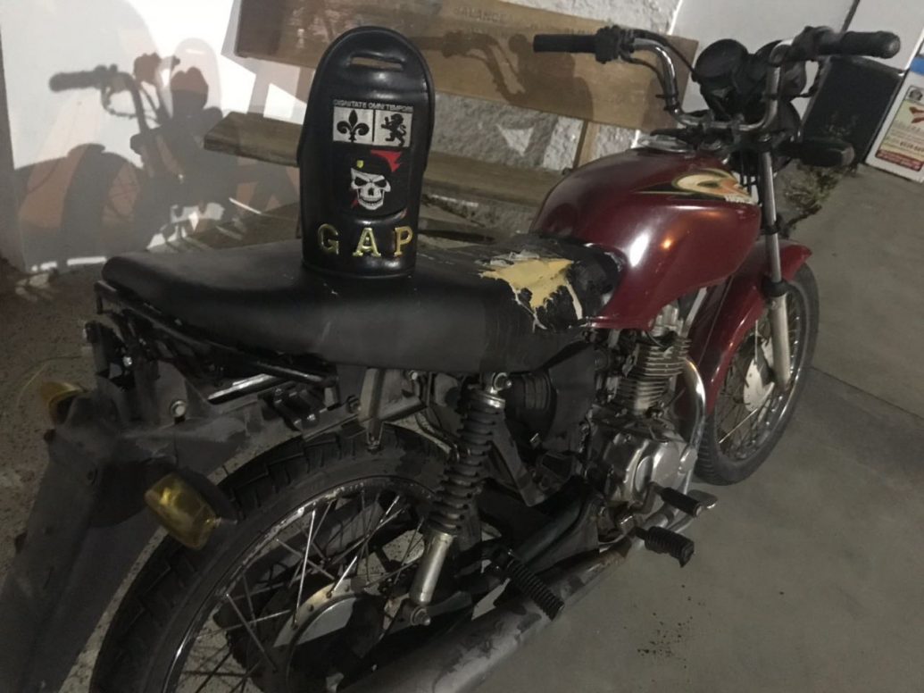 Dupla é flagrada com moto furtada sem placas em Itatiba