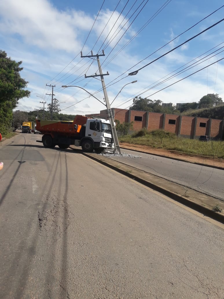 Caminhão colide contra poste e deixa mais de 5 mil unidades consumidoras sem energia