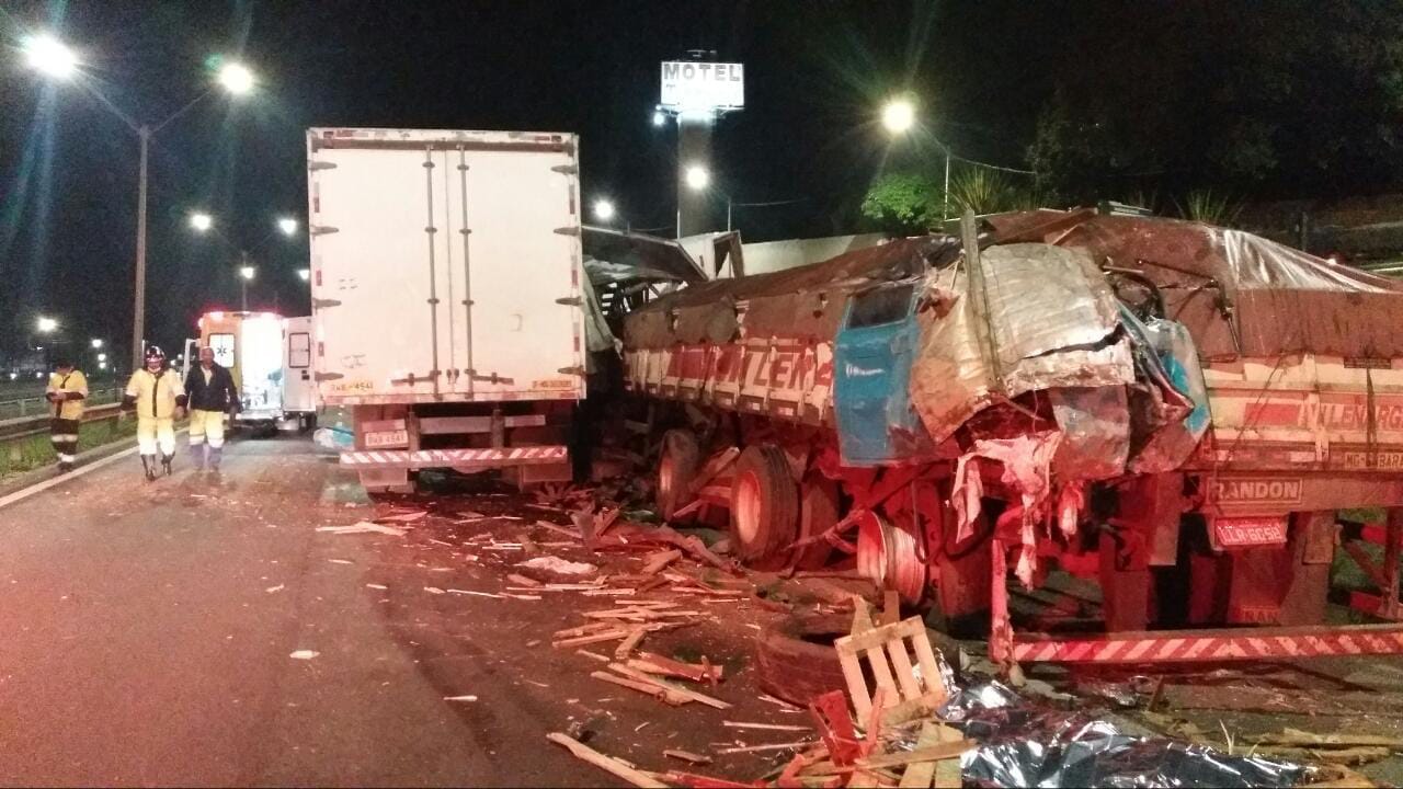 Homem morre em acidente envolvendo dois caminhões na Rodovia Fernão Dias