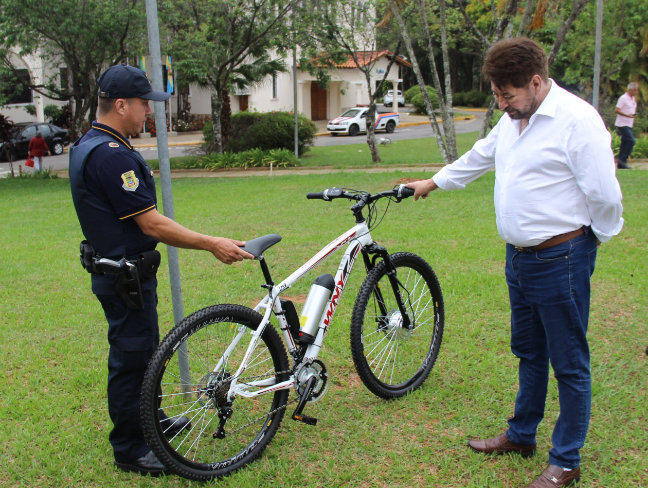 Guarda Municipal recebe duas bicicletas elétricas para patrulhamento