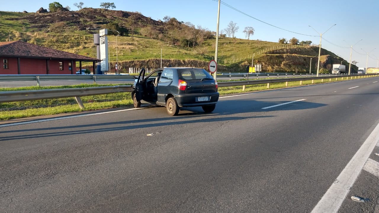 Homem provoca acidente e desce do carro bebendo cerveja