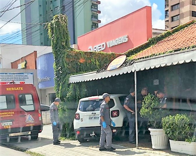 Veículo invade restaurante após bater contra carro e atropelar pedestre