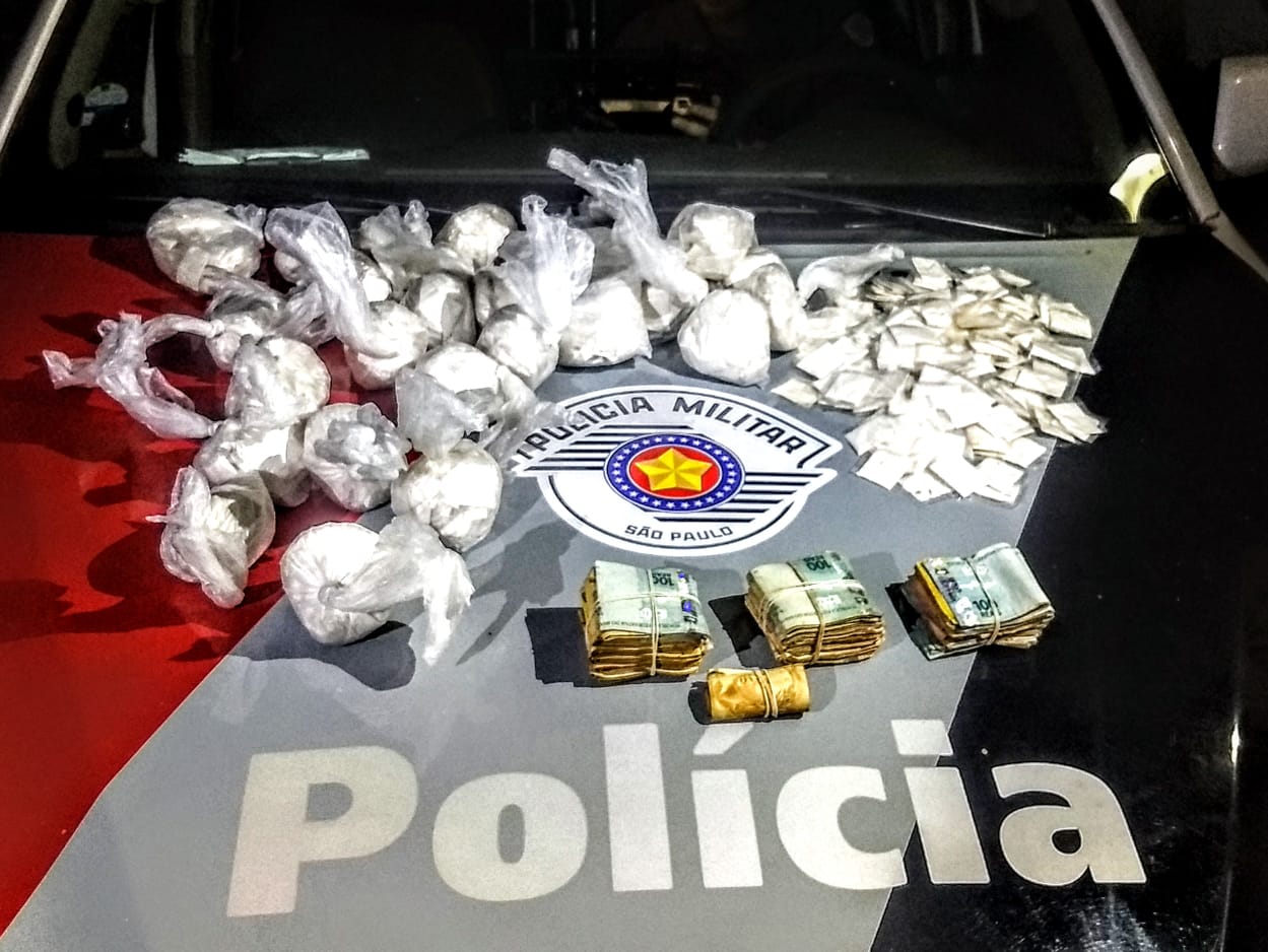 PM prende traficante com mais de 2700 porções de cocaína e R$ 16 mil