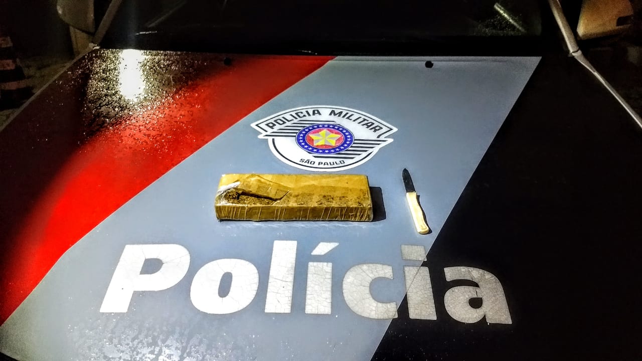 PM prende acusado de tráfico com um tablete de maconha