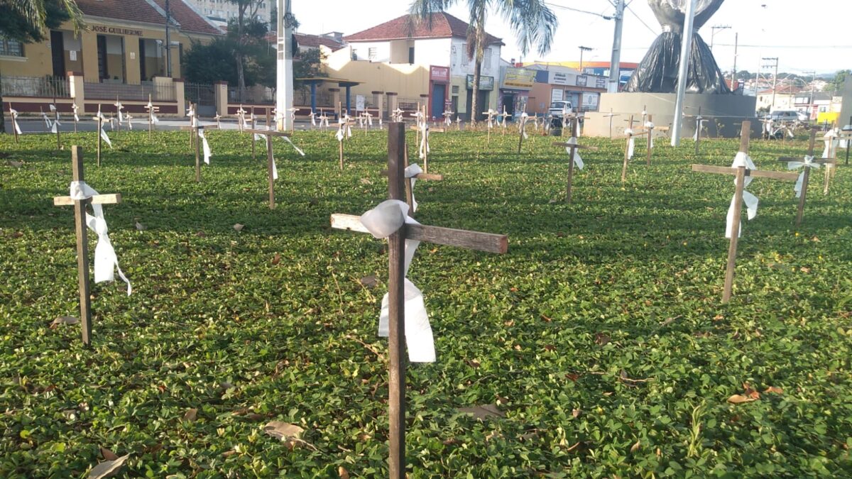 Grupo presta homenagem às 121 vítimas fatais da COVID-19 em Bragança