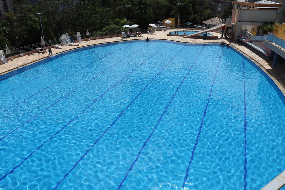 Piscina pública é opção de lazer para moradores e turistas em Serra Negra