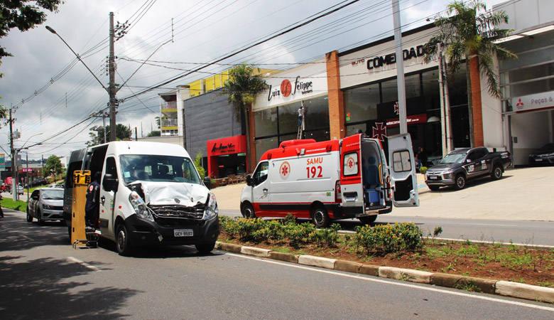 Van que transportava pacientes colide contra traseira de caminhão