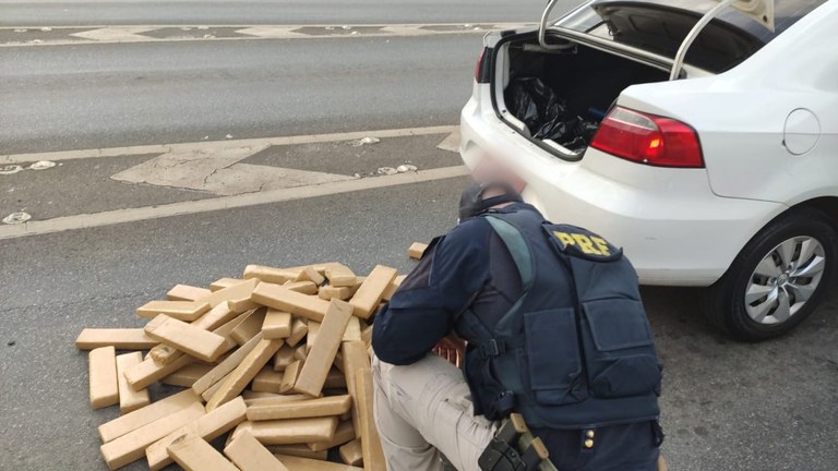 Vou de táxi: polícia apreende 100 kg de maconha na Fernão Dias