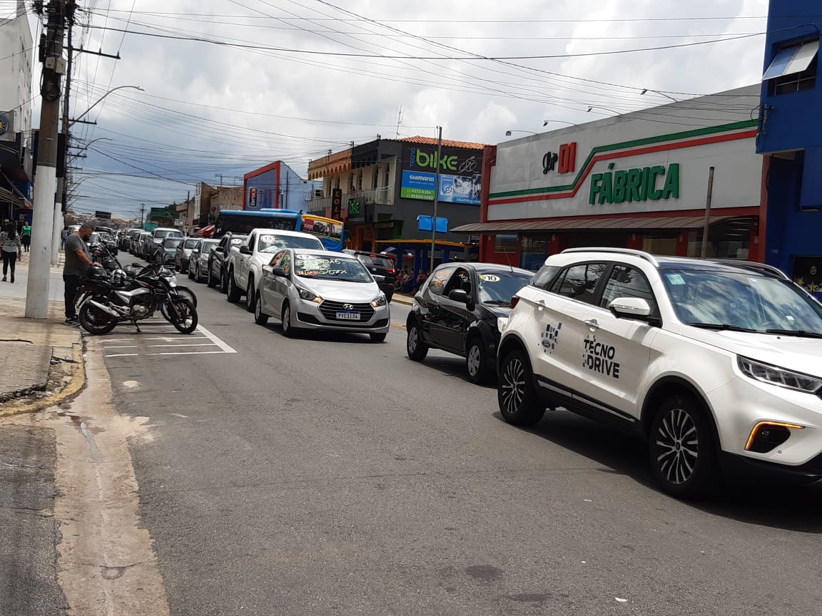 Comerciantes de carros usados de Bragança protestam contra alta do ICMS