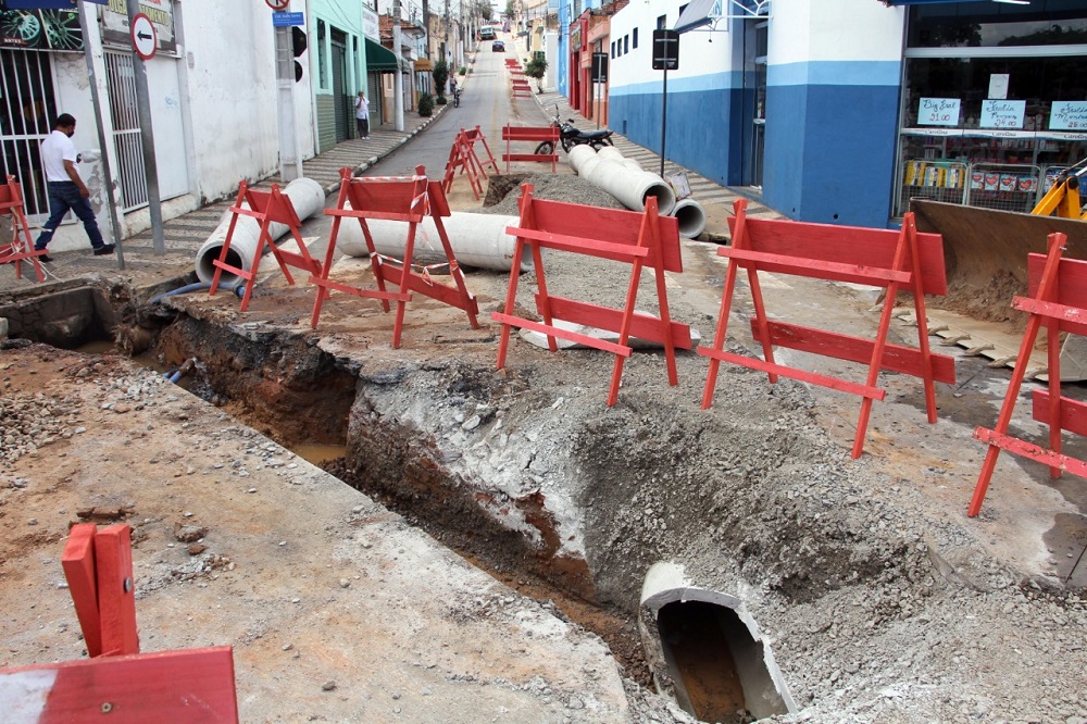 Seis meses após inauguração de obras, Prefeitura reabre Lavapés para implantar tubos