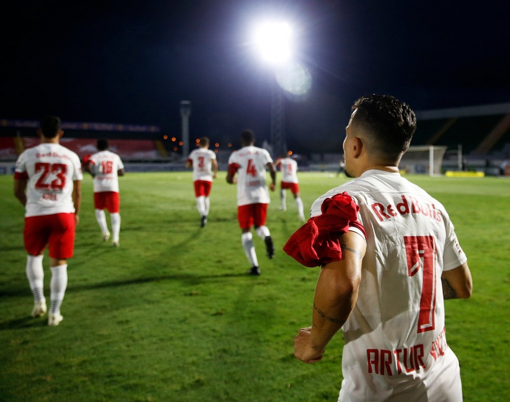 Jogadores do Braga entram em campo com lenços e alertam para prevenção de câncer