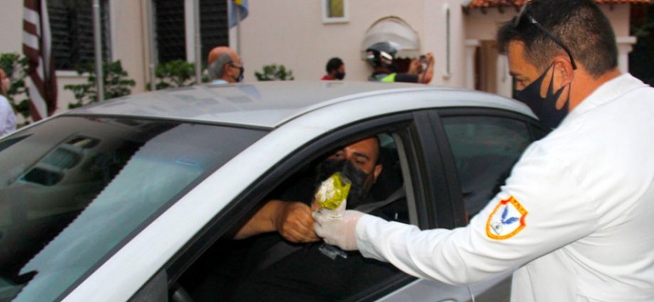 Manifestantes são recebidos com flores por profissionais de saúde