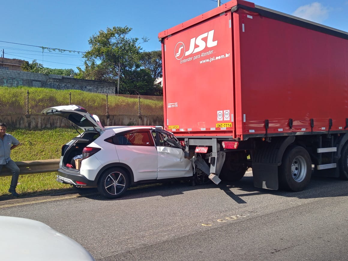 Ladrões batem carro roubado durante fuga na Fernão Dias