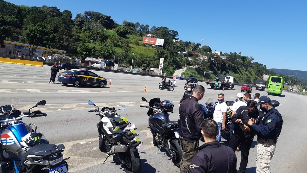 PRF aborda 42 motos e recolhe 4 na Rodovia Fernão Dias