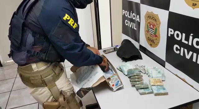 Polícia apreende R$ 113 mil na Fernão Dias