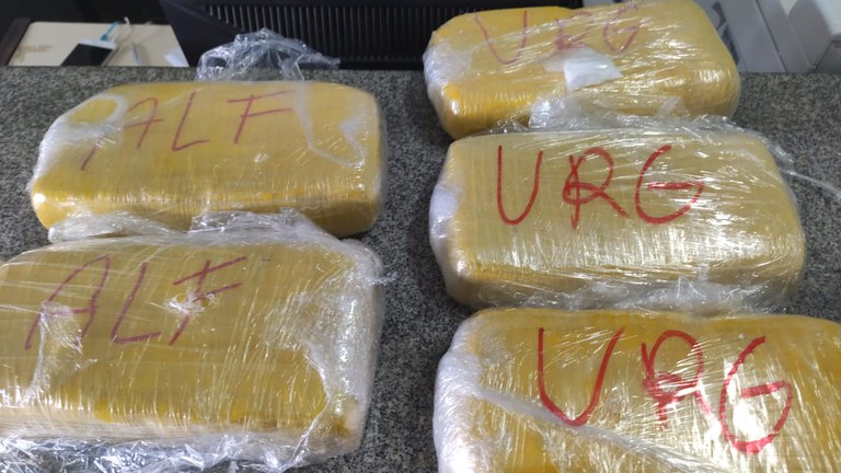 Polícia apreende 5 tabletes de cocaína na Fernão Dias