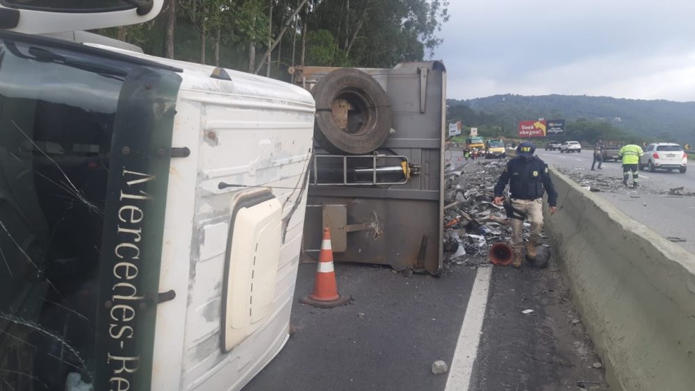 Caminhão de sucata tomba e deixa trânsito lento na Fernão Dias