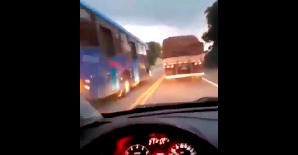 Vídeo: Ônibus realiza ultrapassagem proibida e por pouco não provoca acidente