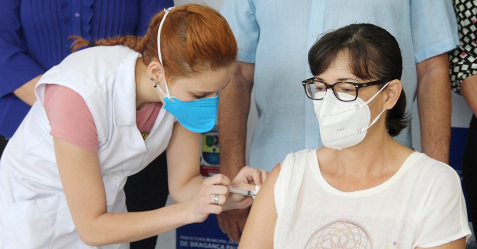 Bragança recebe 3 mil doses de vacinas para profissionais da saúde