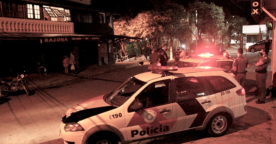 PM e Vigilância dispersam jovens aglomerados em frente a bares