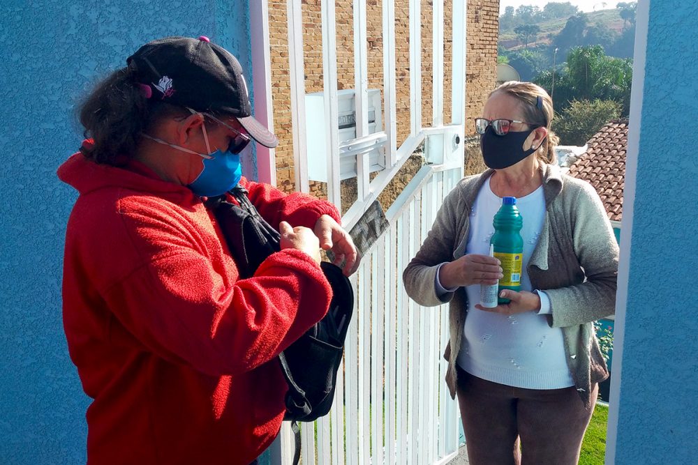 Força-tarefa distribui álcool e máscaras no Cruzeiro